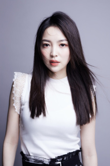 家公对儿媳妇动手脚该跟老公说吗